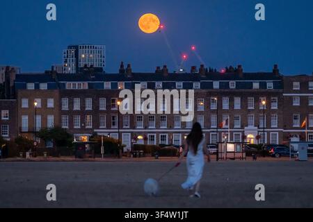 Londres, Royaume-Uni. 29 juillet 2026. Météo du Royaume-Uni : Une pleine lune Buck se lève sur Blackheath dans le sud-est de Londres. Appelée "Buck Moon", en référence au moment où les bois des cerfs mâles poussent, la pleine lune de juillet est depuis longtemps associée à la détente et à l'observation des cycles de la nature. Crédit : Guy Corbishley/Alamy Live News Banque D'Images