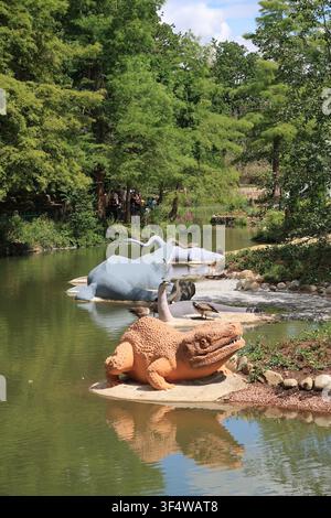 Les sculptures de dinosaures récemment rénovées du Crystal Palace Park, Londres, Royaume-Uni été 2026 Banque D'Images