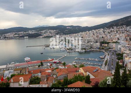 Vue panoramique des maisons de la vieille ville et du port de Kavala depuis la forteresse de Kavala en Grèce Banque D'Images