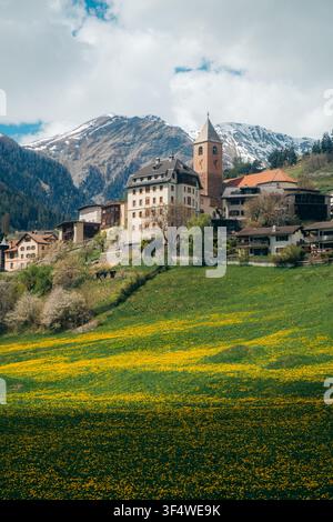 Paysage montagneux de l’Unterengadin au printemps avec le village de Ramosch, Valsot, vallée de l’Engadine, Suisse Banque D'Images