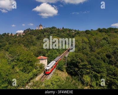 Vue aérienne du chemin de fer historique Sassi-Superga remontant à travers des forêts luxuriantes vers la Basilique de Superga à Turin, Piémont, Italie. Banque D'Images