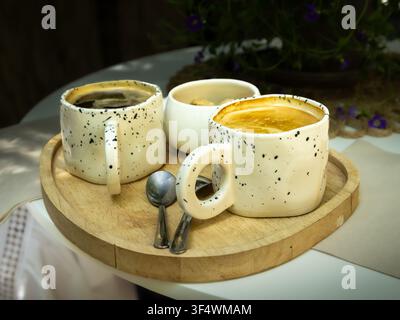 Deux tasses de café fraîchement préparé servies sur un plateau en bois Banque D'Images