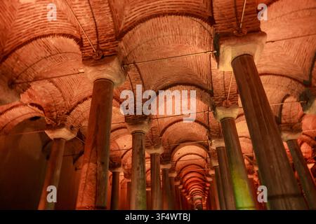 Forêt de colonnes à l'intérieur de la Citerne Basilique, Istanbul, Türkiye. Banque D'Images