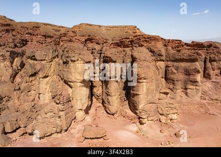 Vue aérienne des falaises de grès rouge spectaculaires et du paysage désertique accidenté du parc de Timna à Eilat, district sud, Israël. Banque D'Images