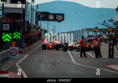 Grand Prix de Hongrie AWS de Formule 1 2026 - Samedi 25 juillet - Qualification - au Hungaroring, Hongrie - Sortie de la voie des stands Banque D'Images