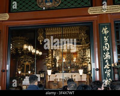 Adorateurs à l'autel principal du temple Senso-ji à Asakusa, Tokyo, Japon Banque D'Images