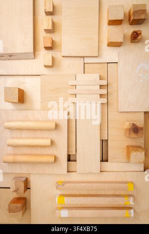 Pose à plat de diverses pièces de bois et de contreplaqué. Arrière-plan de menuiserie. Banque D'Images