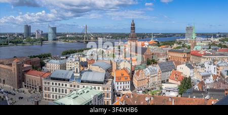 Vue panoramique en contre-plongée sur la ville de Riga, Lettonie Banque D'Images