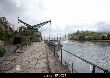 Allemagne, Bavière, Wurtzbourg - 07 mai 2026 : L'Alte Kranen est une grue portuaire baroque à double flèche, construite en 1773. Banque D'Images