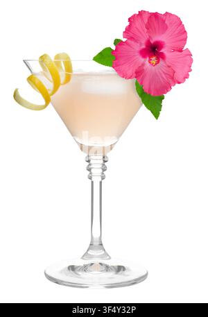 Delicieux cocktail dans un verre à martini avec fleur d'hibiscus et zeste de citron isolé sur blanc Banque D'Images