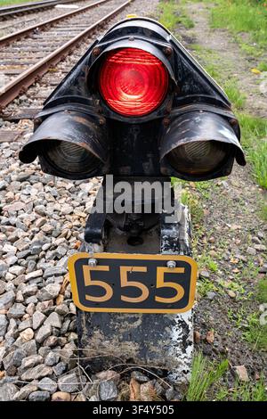 signal ferroviaire au sol rouge sur la voie ferrée Banque D'Images