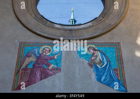 Mosaïque historique de l'Annonciation à l'entrée de l'église Saint-Michel, Sankt-Michael-Kirche, Berlin, Allemagne. Banque D'Images