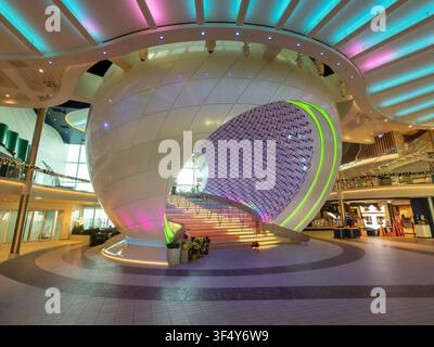 La Perle à l'intérieur de l'icône des mers – pièce maîtresse architecturale emblématique à bord du navire de croisière de Royal Caribbean Banque D'Images