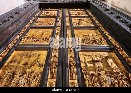 Florence, Italie - Mai 2026 : Portes du Paradis en bronze doré de Lorenzo Ghiberti sur le baptistère de Florence Banque D'Images
