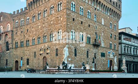 Florence, Italie - Mai 2026 : Façade d’angle du Palazzo Vecchio avec la fontaine de Neptune sur la Piazza della Signoria Banque D'Images