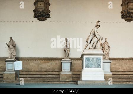 Florence, Italie - Mai 2026 : Statues classiques alignées dans la Loggia dei Lanzi sur la Piazza della Signoria Banque D'Images