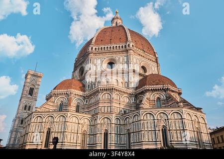 Florence, Italie - Mai 2026 : Le dôme de Brunelleschi et le campanile de Giotto de la cathédrale Santa Maria del Fiore contre un ciel bleu Banque D'Images