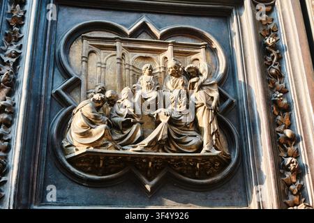 Florence, Italie - Mai 2026 : Panneau de relief en bronze représentant le Christ parmi les docteurs sur la porte nord du baptistère de Florence. Banque D'Images