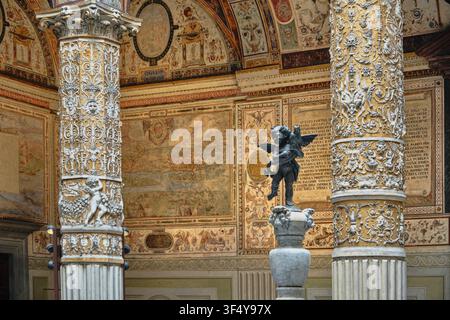 Florence, Italie - Mai 2026 : Cour Michelozzo du Palazzo Vecchio avec des colonnes dorées ornées et la fontaine Putto avec Dauphin Banque D'Images