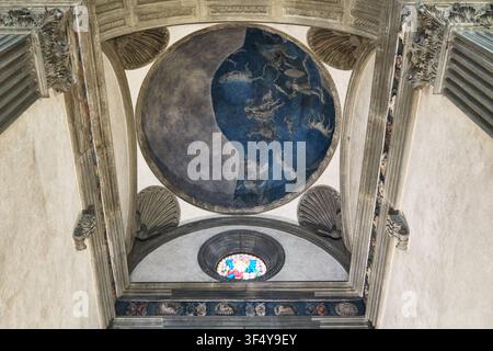 Florence, Italie - Mai 2026 : Dôme fresqué de plafond astronomique dans la chapelle Pazzi à la Basilique Santa Croce Banque D'Images