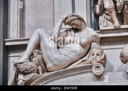 Florence, Italie - Mai 2026 : La sculpture La Nuit de Michel-Ange au Nouveau Sacristain des Chapelles Médicis Banque D'Images