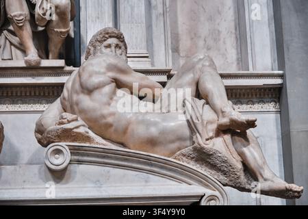 Florence, Italie - Mai 2026 : Sculpture du crépuscule par Michel-Ange dans la Nouvelle Sacristie des Chapelles Médicis Banque D'Images