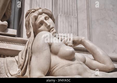 Florence, Italie - Mai 2026 : Détail de la sculpture Dawn de Michel-Ange dans la Nouvelle Sacristie des Chapelles Médicis Banque D'Images