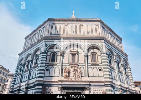 Florence, Italie - Mai 2026 : Façade extérieure et détails en marbre du baptistère de Florence devant un ciel bleu Banque D'Images