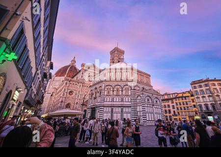 Florence, Italie - Mai 2026 : Baptême de Florence et cathédrale du Duomo au coucher du soleil avec des touristes sur la Piazza del Duomo Banque D'Images