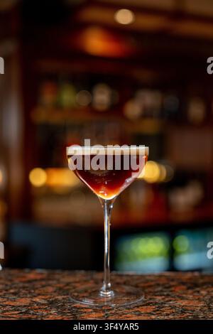 Vue d'un cocktail espresso martini dans un verre sur un comptoir de bar à Asker, Akershus, Norvège. Banque D'Images