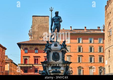 Bologne, Italie - Mai 2026 : Statue de Neptune dans la fontaine de Neptune sur la Piazza del Nettuno. Banque D'Images