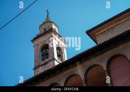 Bergamo, Italie - 16 juin 2026 : Vue architecturale en contre-plongée d’un ancien clocher d’église italien contre un ciel bleu éclatant. Capturé en lumière naturelle du jour Banque D'Images