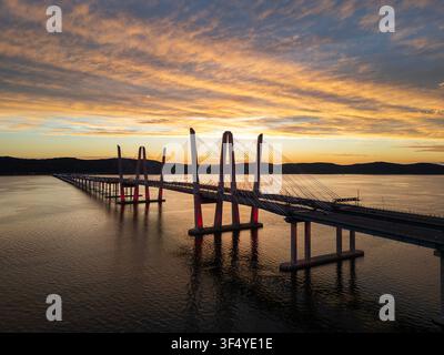 Vue aérienne du pont à câbles Mario Cuomo sur l'Hudson River dans le comté de Westchester, New York au coucher du soleil Banque D'Images