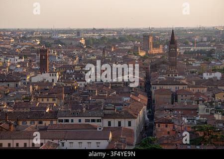 Verona, Italie - 18 juin 2026 : Vue panoramique à angle élevé sur l'historique Vérone, en Italie, mettant en valeur des toits densément recouverts de tuiles rouges, des tours médiévales et Cas Banque D'Images