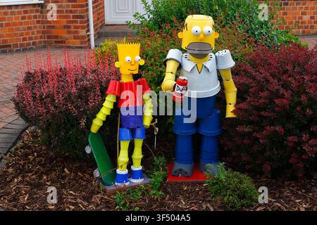 Créations en pots de fleurs de Bart & Homer Simpson dans un jardin à Flamborough dans l'East Riding du Yorkshire, Royaume-Uni Banque D'Images