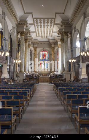 Birmingham, Angleterre, Royaume-Uni - 20 juillet 2026 : Vue de l'intérieur de la cathédrale Saint-Philippe de Birmingham, présentant des colonnes ornées, des vitraux colorés Banque D'Images