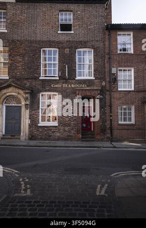 York, Angleterre, Royaume-Uni - 14 juillet 2026 : Vue du bâtiment historique des Castle Tea Rooms avec sa porte rouge distinctive, sa façade en brique et sa fenêtre à guillotine Banque D'Images