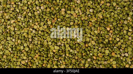 Texture macro détaillée de pois verts séchés et fendus remplissant le cadre Banque D'Images