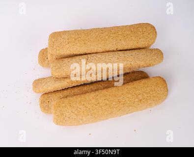 Biscuits Ladyfinger dorés empilés isolés sur fond blanc Banque D'Images