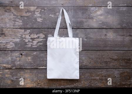 Sac en toile blanche sur un mur en bois rustique Banque D'Images