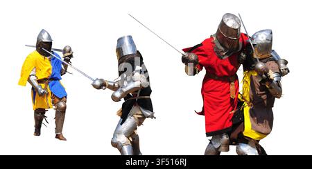 Des chevaliers en armure complète s'engagent dans un combat à l'épée dynamique, mettant en valeur des techniques de combat historiques sur un fond blanc immaculé, mettant l'accent sur l'action. Banque D'Images