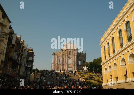Prise de vue grand angle des ruines historiques de la façade de l'église Saint-Paul et des marches bondées de touristes par une journée ensoleillée et claire à Macao, en Chine Banque D'Images