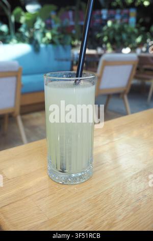 Boisson rafraîchissante servie dans un verre transparent avec une paille Banque D'Images