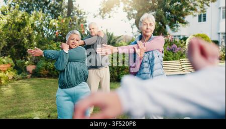 Étirements, cours et personnes âgées en plein air avec un entraîneur personnel, guidance et mobilité pour le bien-être. Groupe de seniors actif et échauffement en retraite Banque D'Images