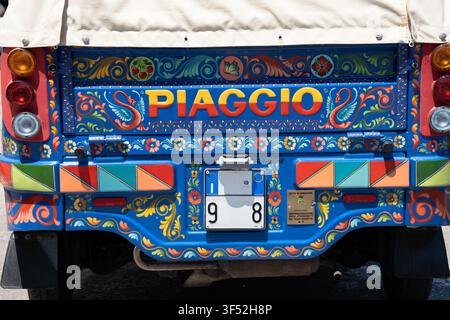 Syracuse, Italie - 8 juillet 2026 : Piaggio Ape coloré décoré dans le style traditionnel des charrettes siciliennes Banque D'Images