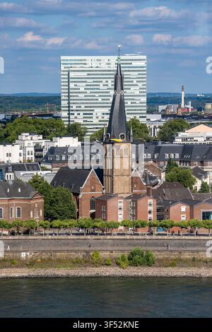 Paysage urbain de Düsseldorf, Altstadtufer sur le Rhin, vue sur les bâtiments le long de la promenade de l’Altstadt en direction du District 1, Dreischeibenhaus, tour de bureaux Banque D'Images
