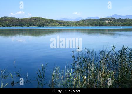 Estany de Banyoles (lac de Banyoles ou Bañolas), lac d'origine karstique et tectonique. Commune de Banyoles, Pla de l'Estany, Girona, Catalogne, Espagne. Banque D'Images