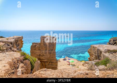Vacanciers nageant et plongeant dans les belles eaux turquoise de la plage de Favignana en Sicile Banque D'Images