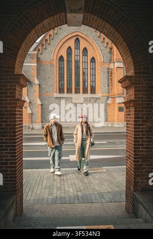Couple se souriant sous une arche en briques, Union Church, Shanghai Banque D'Images