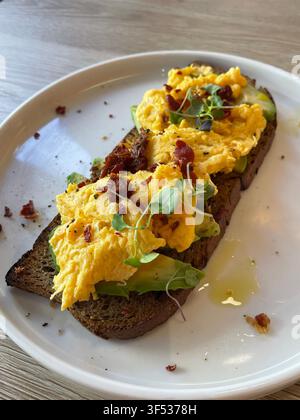 Avocat, œuf et jambon sur toast. Banque D'Images